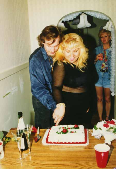 chris - crystal - cutting cake copy.jpg (29720 bytes)